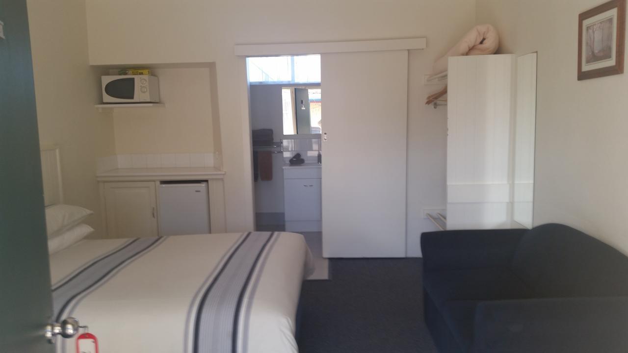 Omeo Motel エクステリア 写真