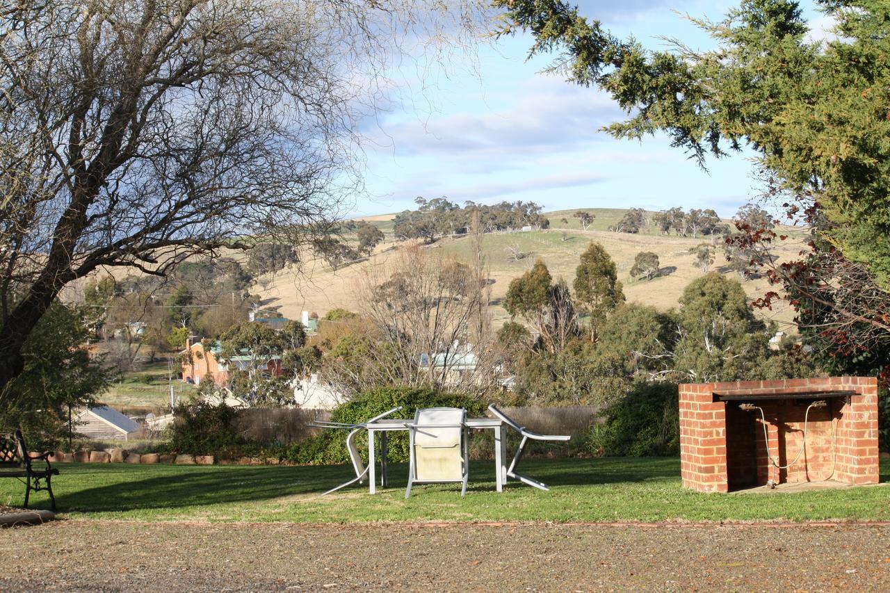 Omeo Motel エクステリア 写真