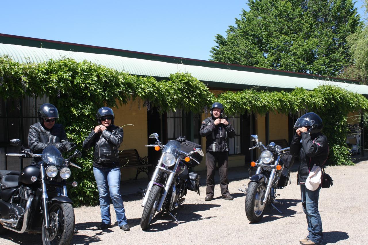 Omeo Motel エクステリア 写真