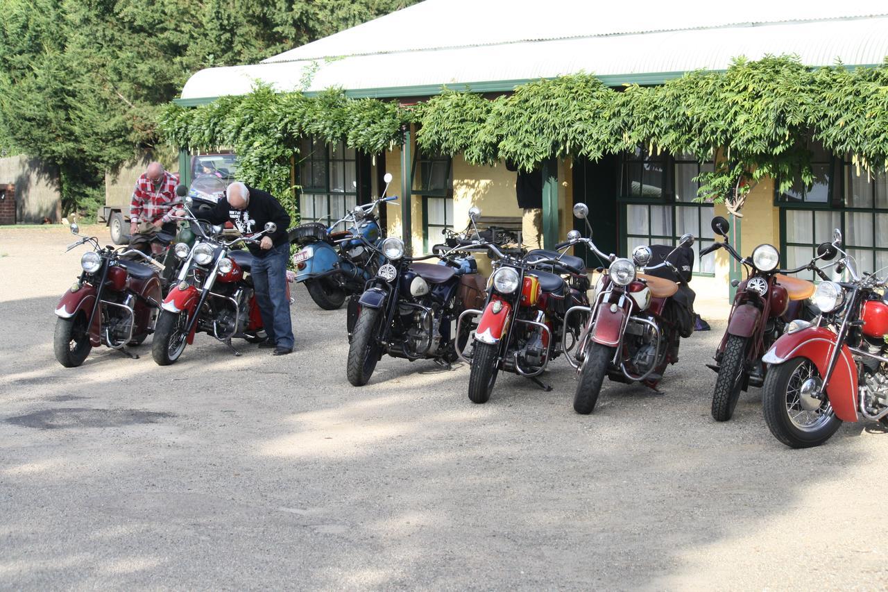 Omeo Motel エクステリア 写真