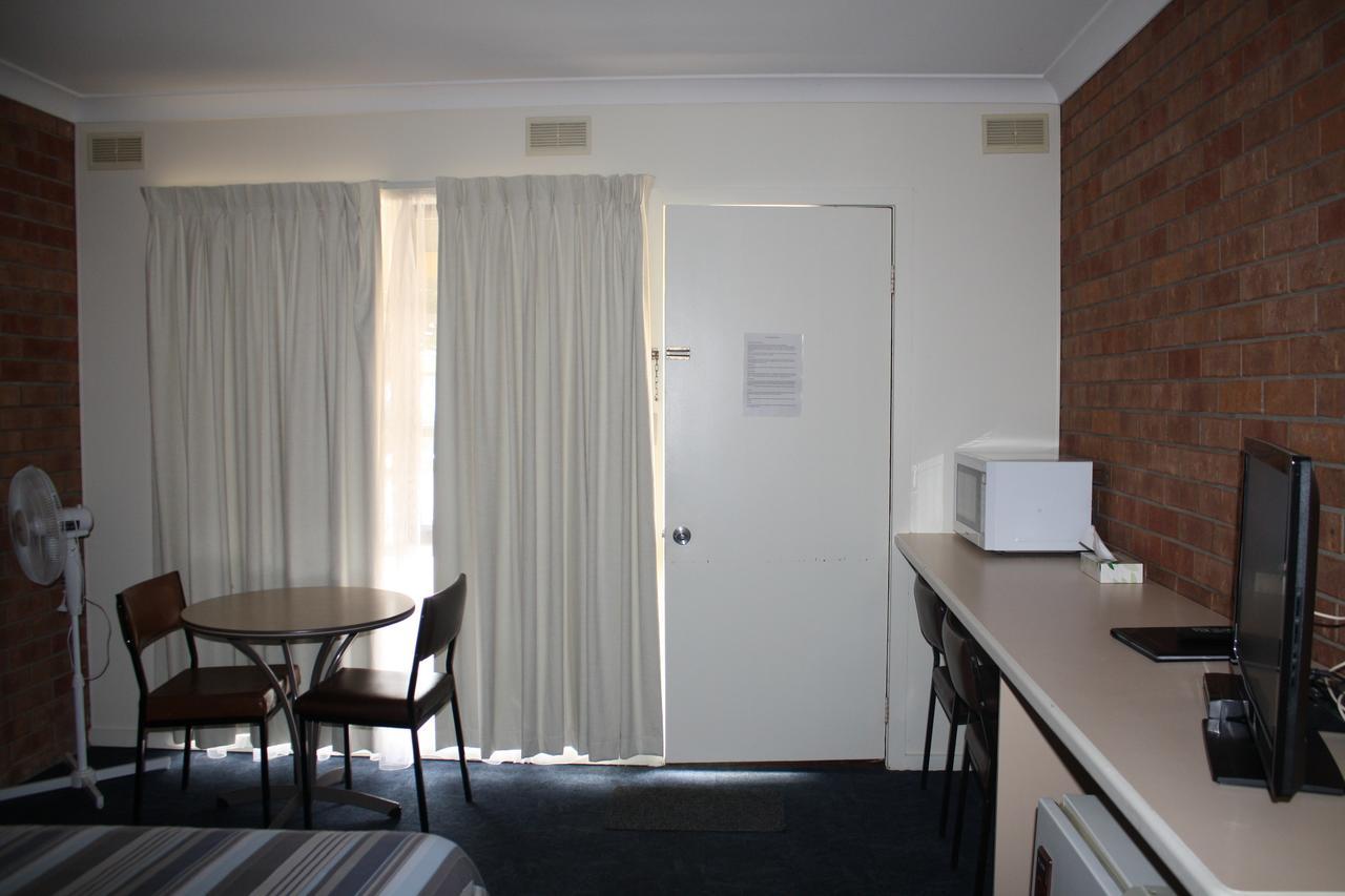 Omeo Motel エクステリア 写真