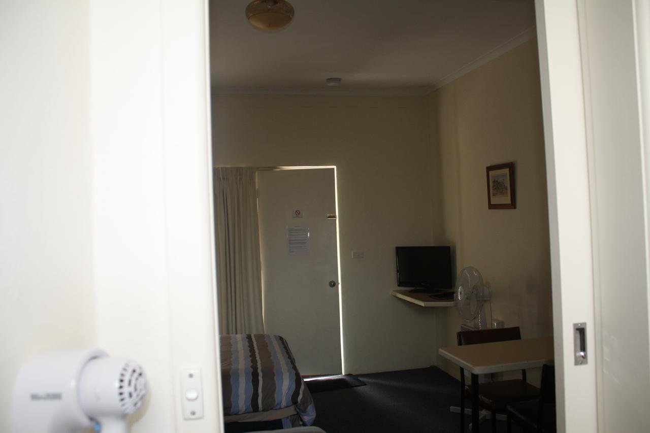 Omeo Motel エクステリア 写真